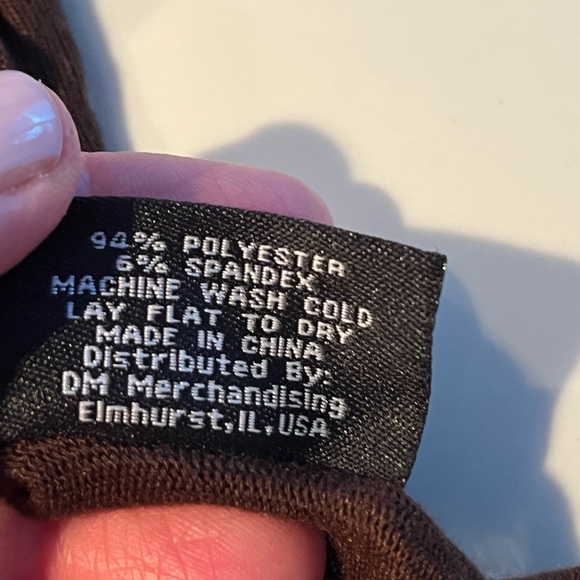 NWT lovely brown wrap with ruffled edges.  Great carrying case. Made by rolla. - Picture 10 of 12